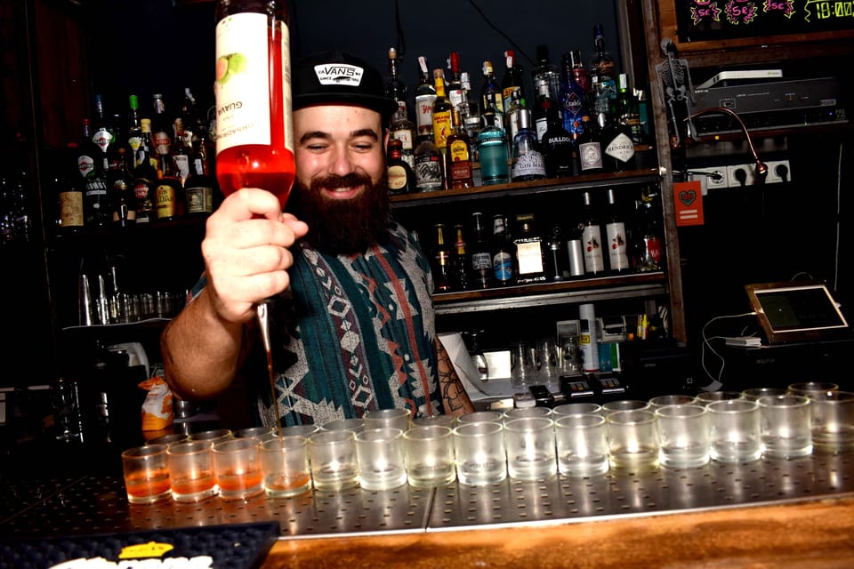 Edinburgh's Best Bar Crawl: Free Shots, Discounts, Photos - The photographer factor: pictures within 48 hours