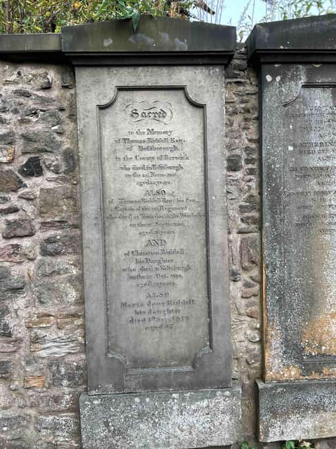 Edinburgh's Dark and Hidden History Walking Tour ☠️ - Greyfriars Graveyard: where the tour starts telling the city’s rules