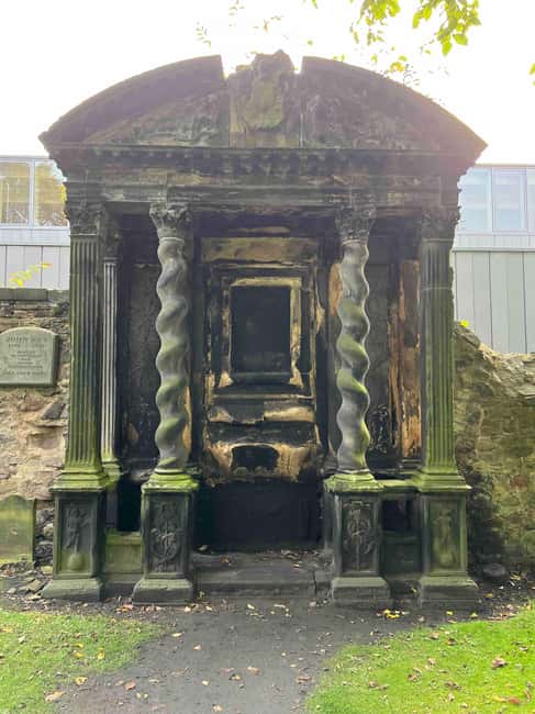 Edinburgh's Dark and Hidden History Walking Tour ☠️ - Grassmarket and the execution-era streets