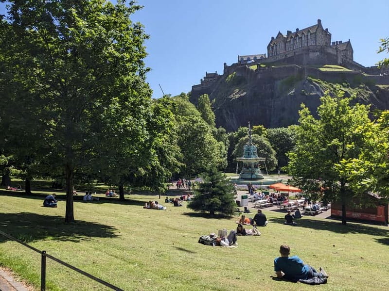 Edinburgh's must-see attractions: walking tour in French - Calton Hill to the Royal Mile: what this 3-hour French walk gives you