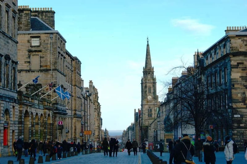 Edinburgh's must-see attractions: walking tour in French - The route you’ll walk: Calton Hill, Old Town streets, and a finish near West Parliament Square