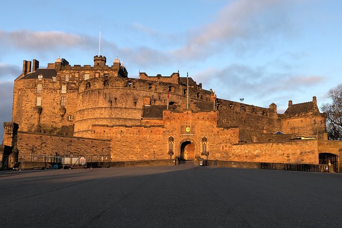 Essential Walking Tour of Edinburgh's Old Town - Meeting point and pacing: keeping the walk easy to manage