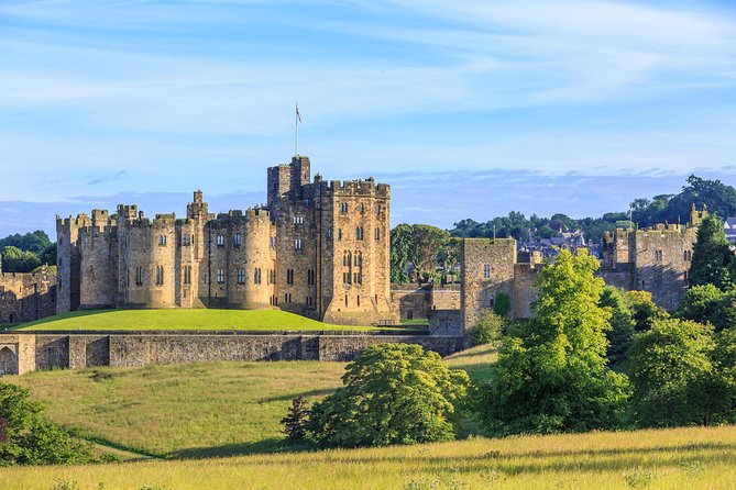From Edinburgh: 1-day Outlander Tour - attractions included - Culross: cobblestones, Culross Palace, and scenes that feel close-up