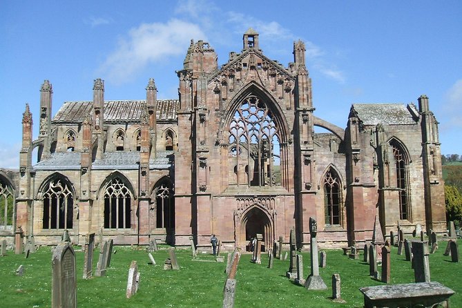 From Edinburgh: 1-day Outlander Tour - attractions included - Hopetoun House: baroque grandeur, courtyard drama, and a smart upgrade choice