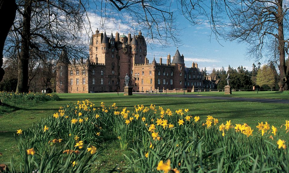 From Edinburgh: Glamis and Dunnottar Castles Tour in Spanish - 08:00 Departure, the Forth Bridge Pause, and the Drive North
