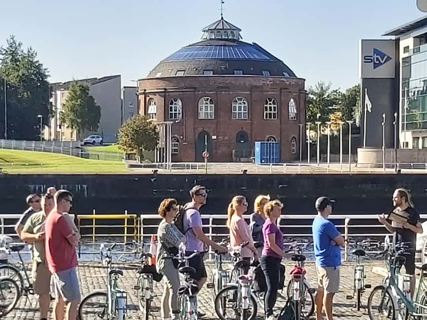 Glasgow: City, Green spaces and Clyde Bridges Bike Tour - West End Flow: Kelvingrove Park and Glasgow University Quadrangle