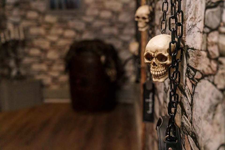 Glasgow: Escape Room The Ghost of Mary Queen of Scots - Entering eeek! Escape Rooms on Sandyford Place