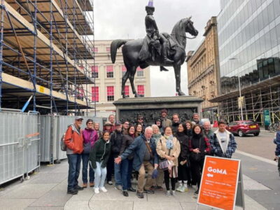 Glasgow: Historical Walking Tour: Guided by a local actor - George Square to City Chambers: where you start seeing the big story