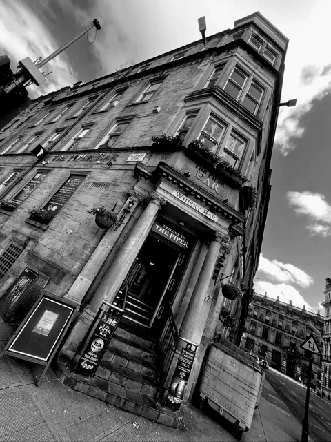 Glasgow: Scottish Rogue Whisky Pub Crawl - The viewpoint walks: how the guide sets up your tastings