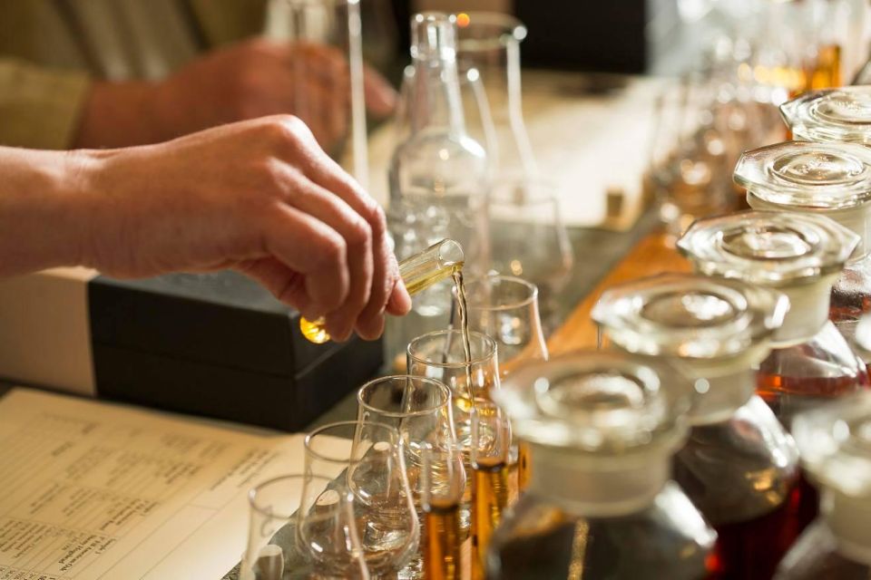 Glasgow: The Malt Master Experience at Glengoyne Distillery - Casks, wood, and color: what you learn while tasting