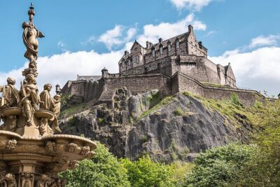 Harry Potter Tour & Edinburgh Castle Visit - Waverley Station viewpoint: trains, stories, and a quick break