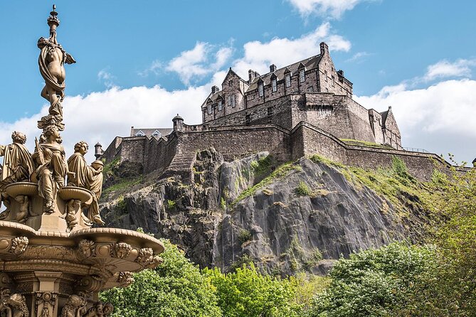Harry Potter Tour & Edinburgh Castle Visit - Waverley Station viewpoint: trains, stories, and a quick break