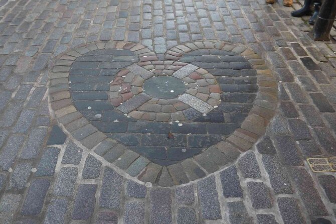Highlights from the Royal Mile: A Self-Guided Audio Tour - Mercat Cross Shadows and Tron Kirk Stories