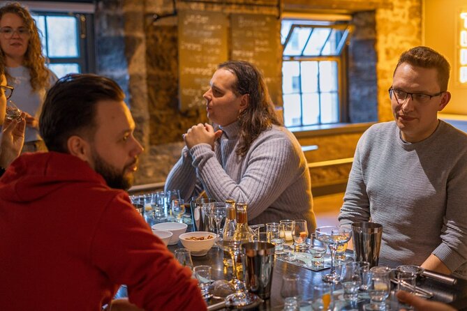 Holyrood Distillery Gin Tasting Experience - Getting started at Holyrood: the 6:00 pm lounge welcome