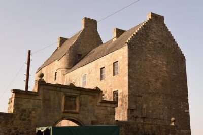 Jamie Fraser Outlander tour to Lallybroch tours Edinburgh - The Car Time Matters: Highlands Views and Outlander Filming Country