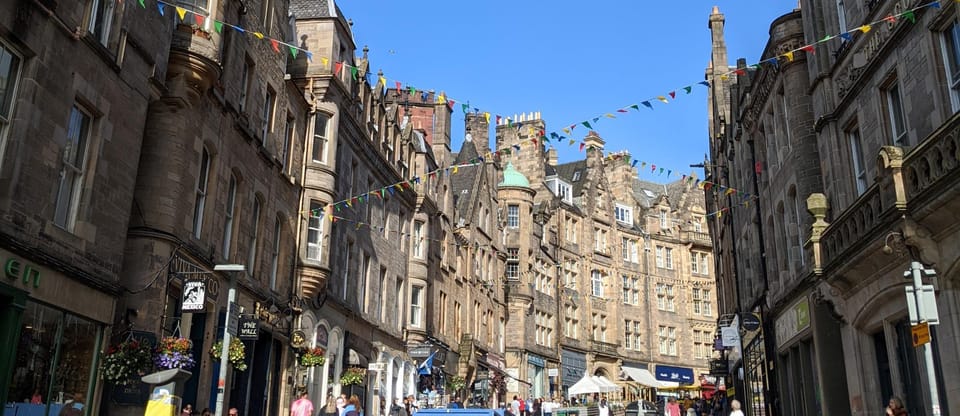 Magic and Legends in Edinburgh: Small Group Walking Tour in French - Scott Monument and the Royal Mile: power, literature, and story geography