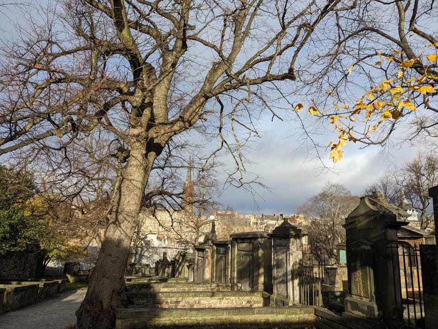 Magic and Legends in Edinburgh: Small Group Walking Tour in French - Meeting at the foot of Scott Monument: easy start, fast orientation