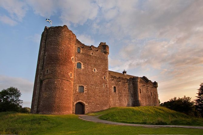 Outlander locations experience, Private Tour in a premium Minivan - Stop-by-Stop: Midhope Castle, Falkland, Culross, Culross Palace, Hopetoun House, Doune Castle