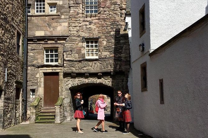 Outlander Walking Tour of Edinburgh's Old Town - Stop 5: Canongate Kirk and the Novel Memory Test