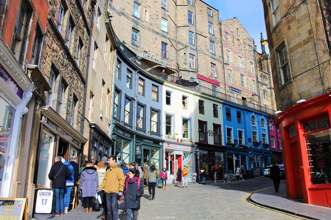 Private 4h Walking Tour in Edinburgh with Edinburgh Castle Tour - City Chambers and Victoria Street: Two Easy Photo Wins