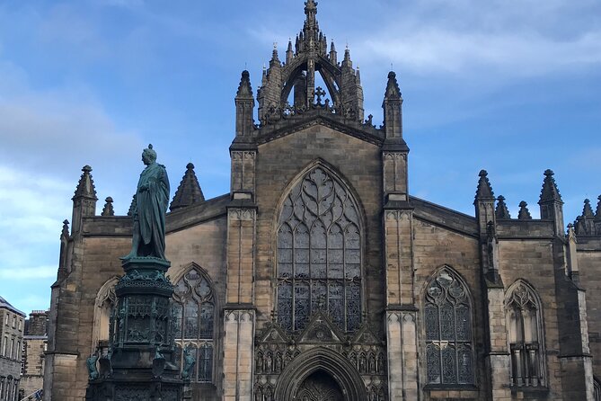Private Edinburgh City 4-Hour Guided Tour in a black cab LEVC TX - Calton Hill and Arthur’s Seat: viewpoints with real payoff