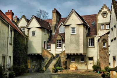Private Royal Mile walking tour - Discover the history of our most famous street - The Main Walk: From Holyroodhouse Gates to Edinburgh Castle Drawbridge