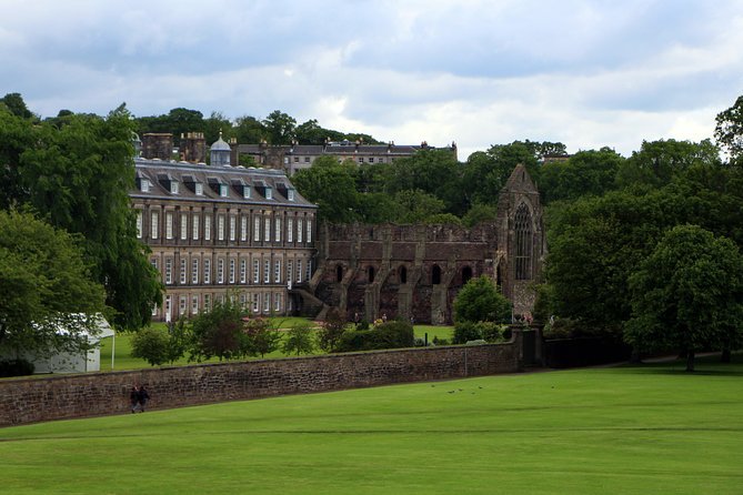 Private Walking Tour: Edinburgh Highlights, including entry to Edinburgh Castle - Grassmarket and Greyfriars: pubs, a story trail, and a very famous dog