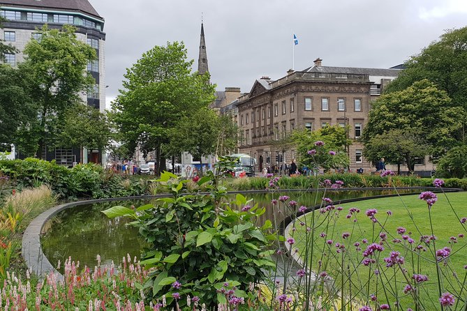 Public guided tour of Edinburgh at a minimum price - in French - A 2-Hour Orientation in French: Old Town Meets New Town