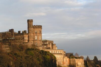 Public guided tour of Edinburgh at a minimum price - in French - Old Town Walk: Medieval Streets, the Royal Mile Mood, and the Closes