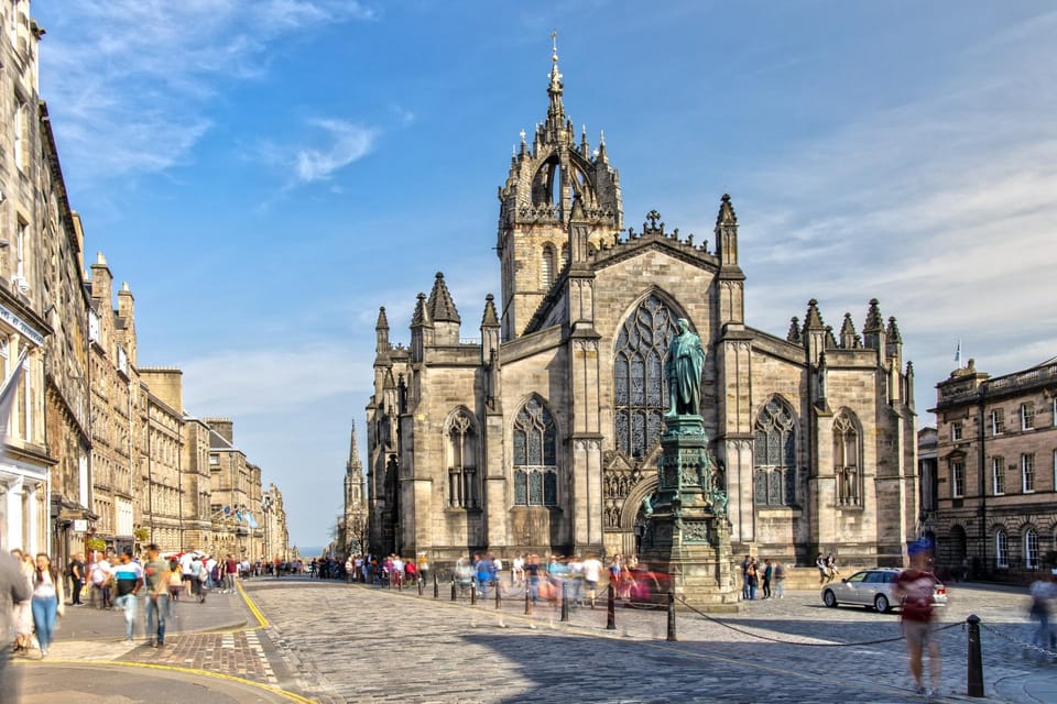 Skip-the-line Edinburgh Castle with Old Town Walking Tour - What you don’t get: roofed interiors and guided museum time