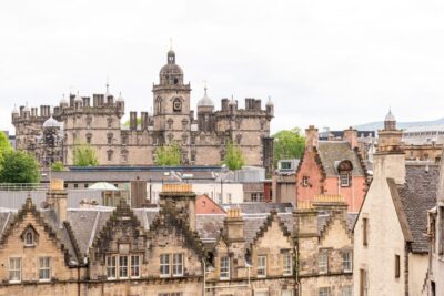 Spanish Language : Original Harry Potter Tour of Edinburgh - Where It Starts: William Chambers Monument and a Blue Flag