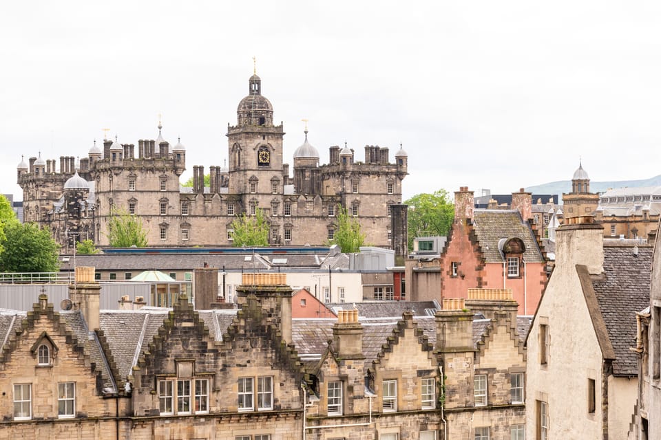 Spanish Language : Original Harry Potter Tour of Edinburgh - Where It Starts: William Chambers Monument and a Blue Flag
