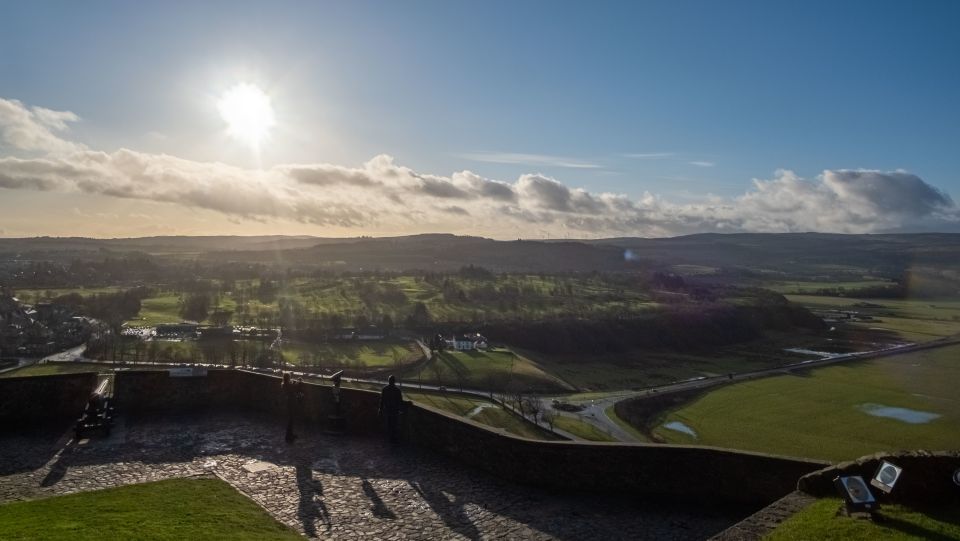 Stirling Castle: Skip-the-Line Guided Tour in Spanish - Meeting Point and First Steps: Start on the Esplanade