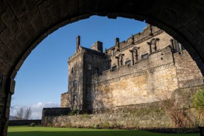 Stirling Castle: Skip-the-Line Guided Tour in Spanish - The 90-Minute Format: What You Gain (and What You Don’t)