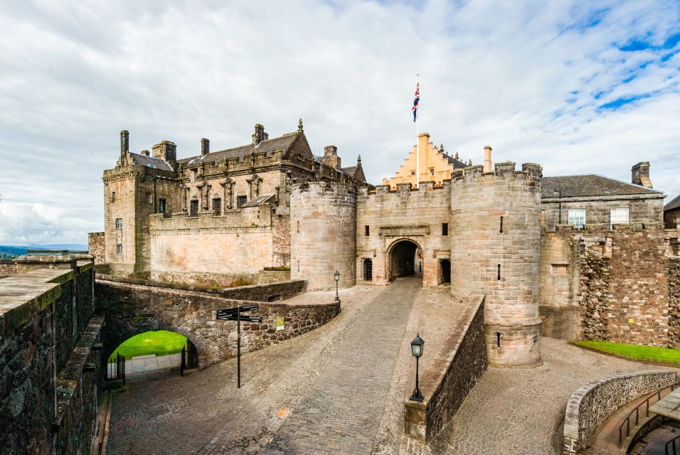 Stirling Castle: Skip-the-Line Guided Tour in Spanish - John Damian, Arthurian Legends, and the Castle’s Darker Edge