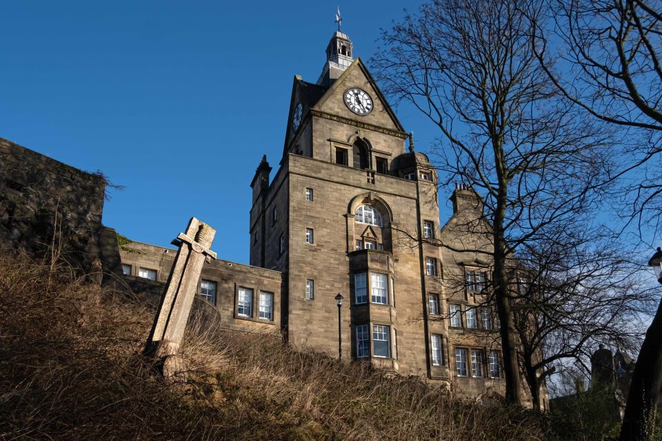 Stirling: Historical Walking Tour in Spanish - The Medieval Wall: Seeing Defense as Urban Design